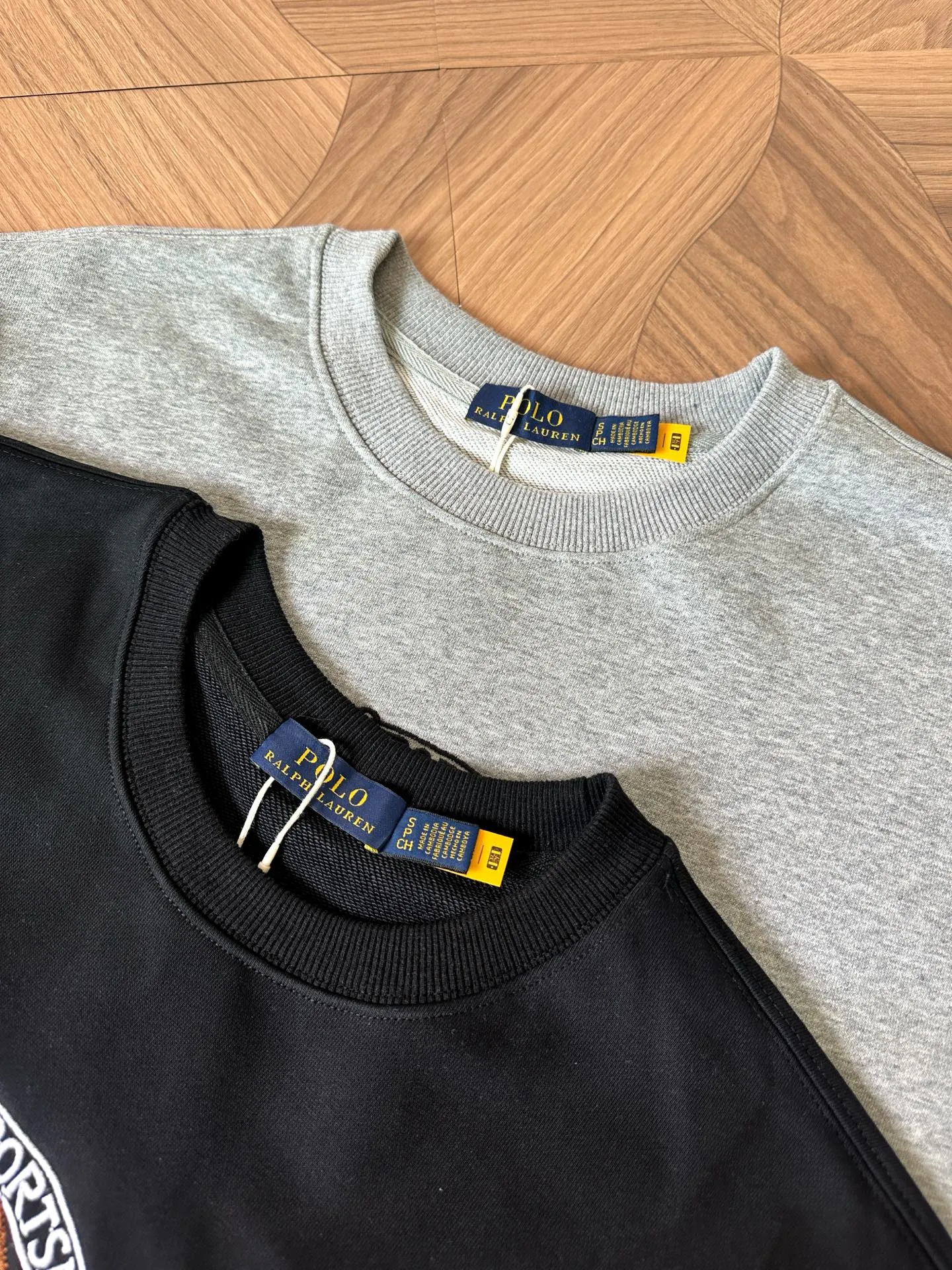 P220 Style No.: RL017] RalphLauren/Ralph Lauren 2025 new autumn and winter terry sweatshirt with multi-color embroidered logo Ralph Lauren's age-reducing item. The coat fabric is made of 60% cotton➕40% polyester, which not only retains the softness, comfort and breathability of cotton, but also adds the wear resistance and wrinkle resistance of polyester fiber, making the clothes more durable and easy to care for. Even in slightly cooler weather, you won't feel stuffy when wearing it. This kind of fabric has a natural crisp feel and is not easy to pill or deform. The flying pigeon on the chest is embroidered with the brand's large logo in English letters. The color is full, full of three-dimensionality, and lifelike, adding a bit of liveliness and interest to the entire sweatshirt. There is no pressure to dress, regardless of age or gender. Complete accessories! Color: Gray Size: S-xL S Shoulder width 53 Bust 110 Length 67 Sleeve length 58 M Shoulder width 54 Bust 114 Length 69 Sleeve length 59 L Shoulder width 55 Bust 118 Length 71 Sleeve length 60 xL Shoulder width 56 Bust 122 Length 73 Sleeve length 61